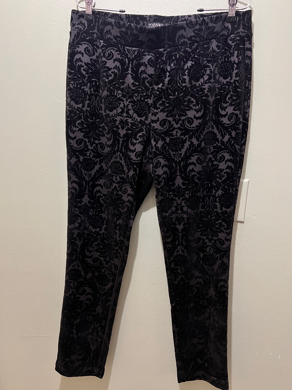 Roz & Ali Black Velvet Leggings (L)